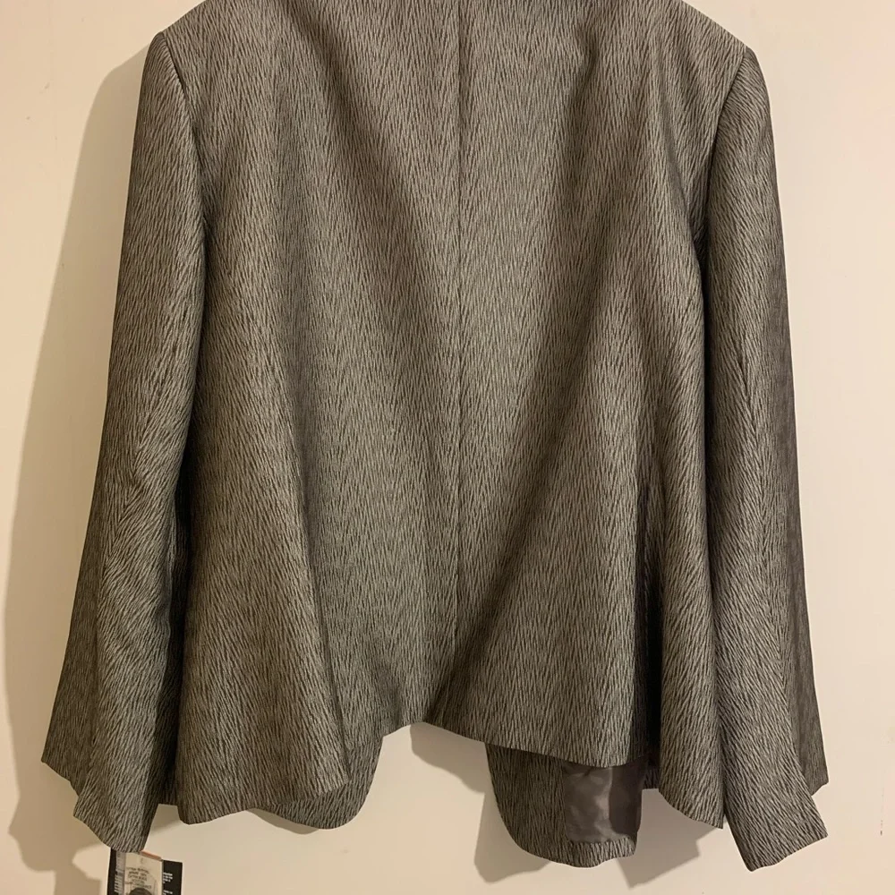 Beautiful Textured Skirt Suit by Le Suit - Picture 2 of 6